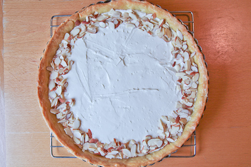 Sprinkle slivered almonds on the side of the tart crust Sprinkle slivered almonds on the side of the tart crust