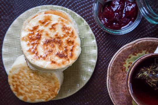 How to make crumpets. Recipe and photo by Irvin Lin of Eat the Love.
