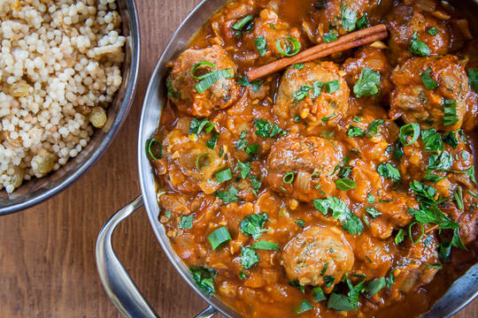 Mediterranean meatballs, a lamb meatball recipe with Tunisian spices by Irvin Lin of Eat the Love.これは、チュニジアのスパイスを使った地中海ミートボールのレシピです。