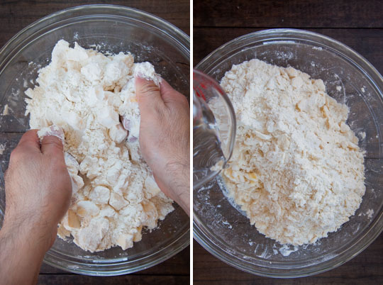 Rub the butter into the flour with your hands. Then pour water over it to form the dough. 