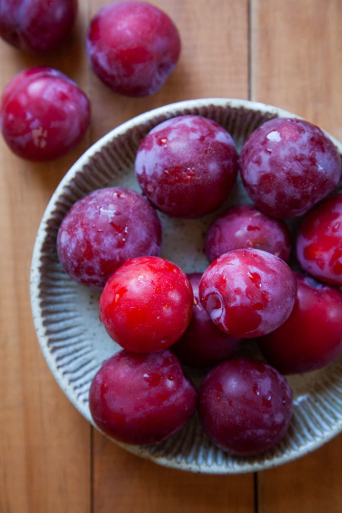 A bowl of plums