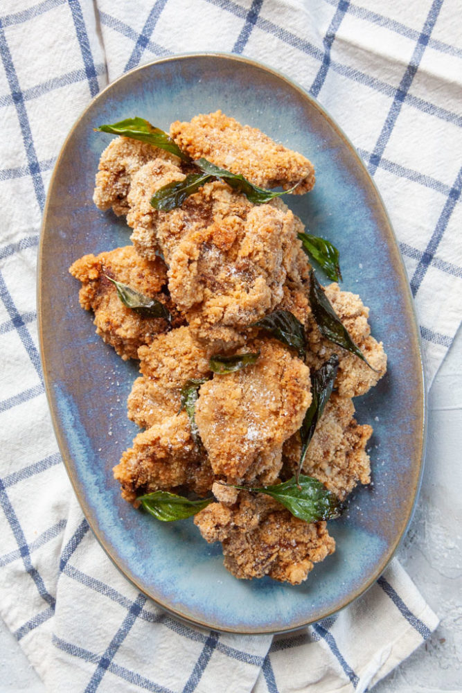 A pile of Taiwanese popcorn chicken on a oval blue plate.