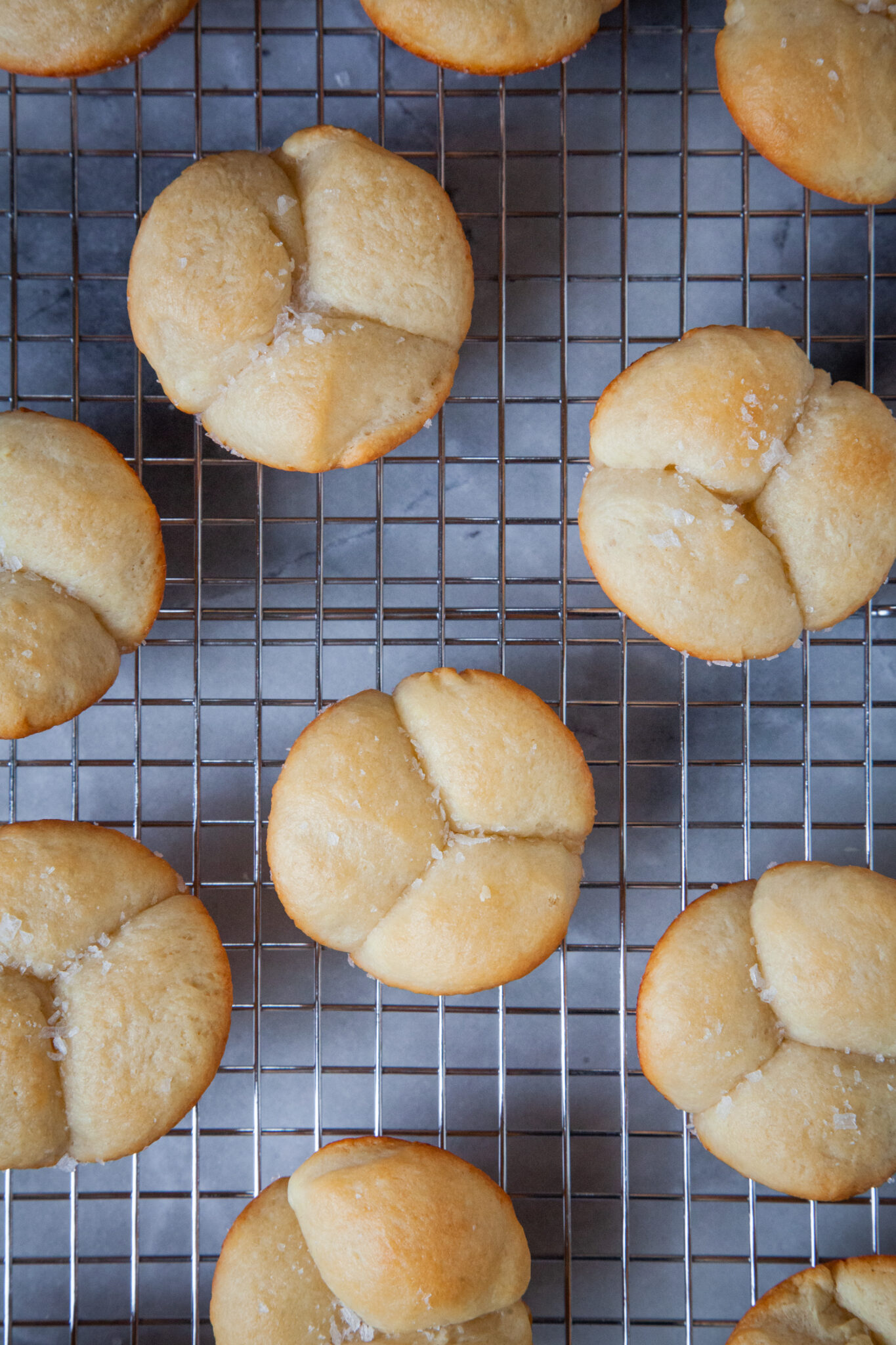 Cloverleaf rolls on a wire cooling rack.